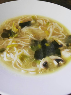 Una foto de Sopa de miso con tallarines de arroz y wakame
