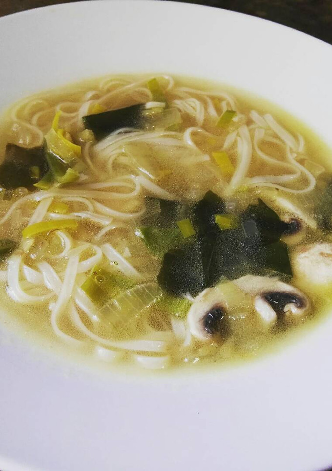 Una foto de Sopa de miso con tallarines de arroz y wakame