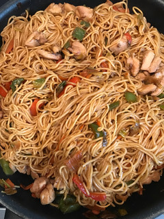 Una foto de Noodles con pollo y soja 🍲