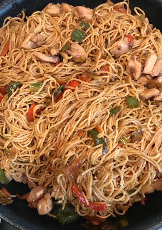 Una foto de Noodles con pollo y soja 🍲