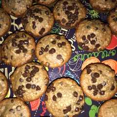Foto principal de Muffins de banana, avena, nueces y chips de chocolate