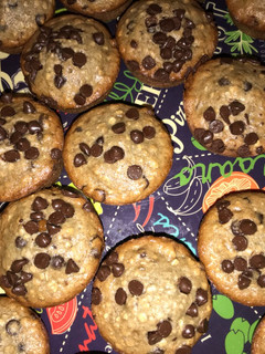 Una foto de Muffins de banana, avena, nueces y chips de chocolate