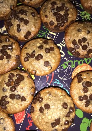 Una foto de Muffins de banana, avena, nueces y chips de chocolate
