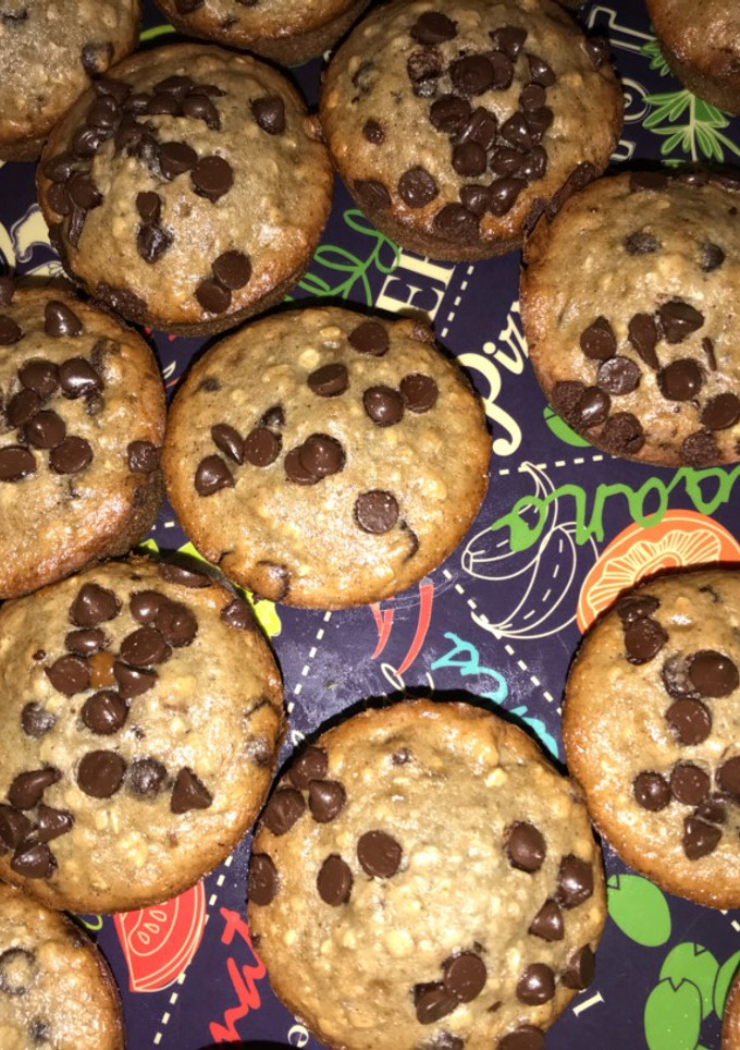 Una foto de Muffins de banana, avena, nueces y chips de chocolate