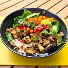 Vietnamese noodle bowl: Bun Bo Xao with lemongrass beef & 🍆 A picture of Vietnamese noodle bowl: Bun Bo Xao with lemongrass beef & 🍆.
