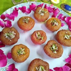 A picture of Balushai mithai.