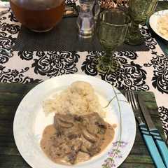 Una foto de Lomo a la pimienta y champiñones