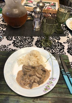 Una foto de Lomo a la pimienta y champiñones