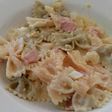 Ensalada fría de pasta, piña, jamón de York y huevo cocido