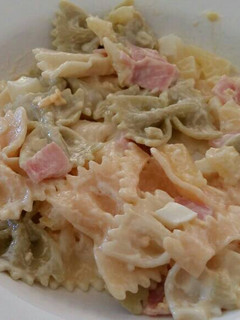Una foto de Ensalada fría de pasta, piña, jamón de York y huevo cocido