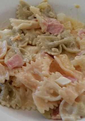 Foto principal de Ensalada fría de pasta, piña, jamón de York y huevo cocido