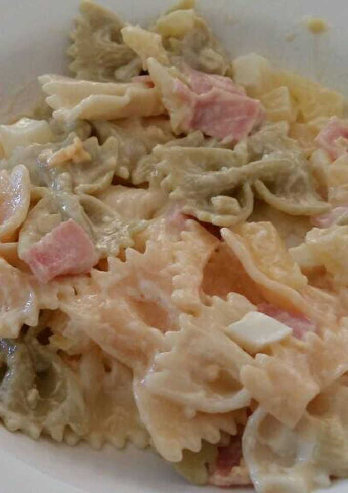 Una foto de Ensalada fría de pasta, piña, jamón de York y huevo cocido