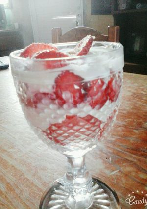 Una foto de Copa de frutilla y crema