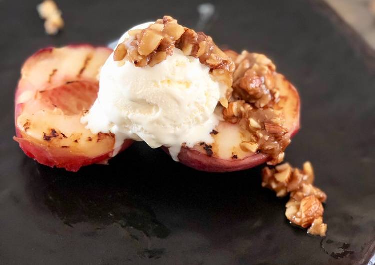 Langkah Mudah untuk Membuat Grilled peaches dengan almond dan vanilla ice cream yang Lezat Sekali