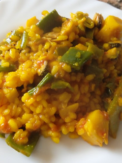 Una foto de Paella de marisco congelado