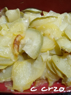 Una foto de Patatas y calabacín en el microondas, para guarnición