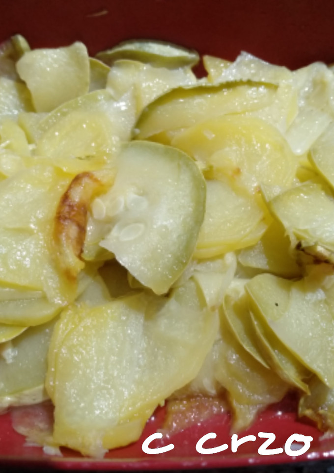 Una foto de Patatas y calabacín en el microondas, para guarnición