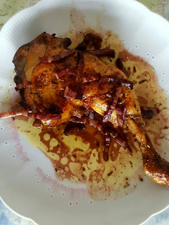 Una foto de Pollo al horno con beicon en salsa de vino tinto