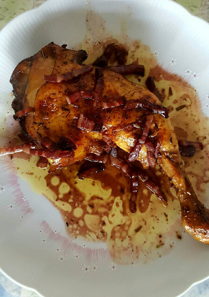 Una foto de Pollo al horno con beicon en salsa de vino tinto