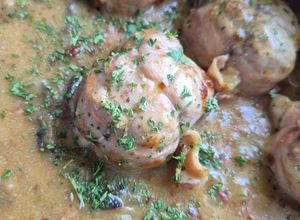 Une photo de Paupiettes de porc lardées en cocotte à la forestière