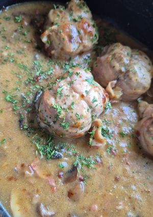 Une photo de Paupiettes de porc lardées en cocotte à la forestière