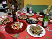 Una foto de canapés de marisco