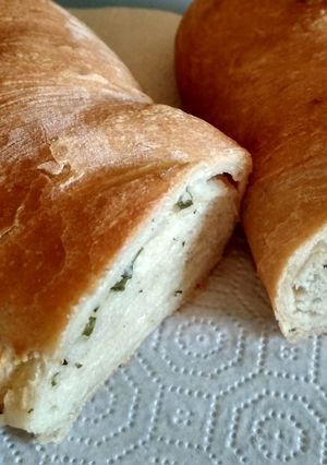Gyökérkenyér tömlős sajttal, és snidlinggel recept fotója