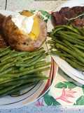 Steak mit Baked Potatoes, Prinzessbohnen und Sour Cream