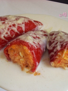 Una foto de Piquillos con bacalao y bechamel