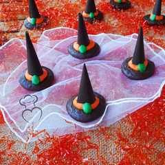 Una foto de Gorros de bruja de chocolate