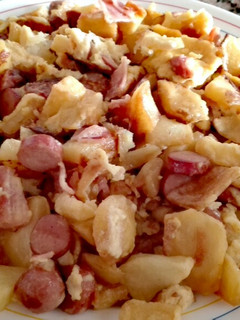 Una foto de Revuelto de patatas, york y salchichas