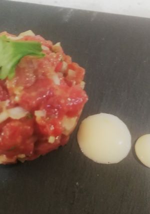Una foto de Steak tartar con mahonesa de azafrán