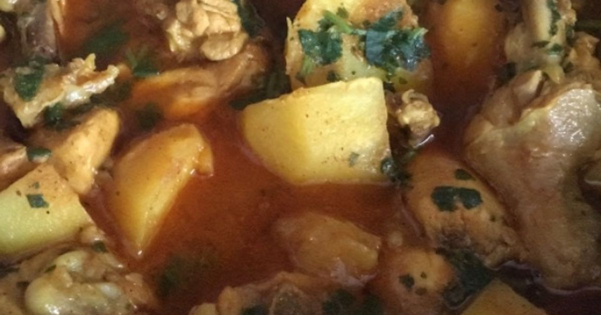 Chicken Aloo Curry Recipe by Tabussum Masood - Cookpad