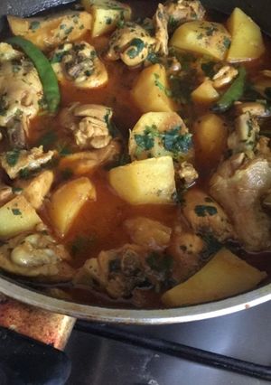 A picture of Chicken Aloo curry.