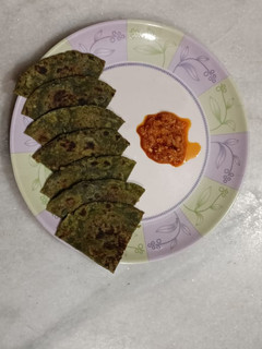 પાલક પરાઠા (Palak Paratha Recipe In Gujarati) રેસીપી મુખ્ય ફોટો