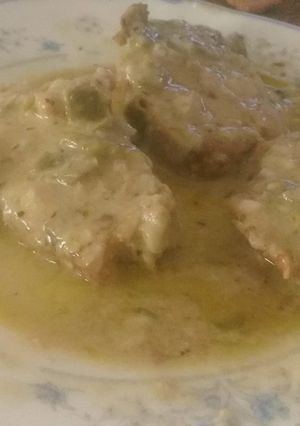 Una foto de Filetes de lomo de cerdo al horno, con bechamel  de pimiento verdes y jamón, aromatizada con té verde