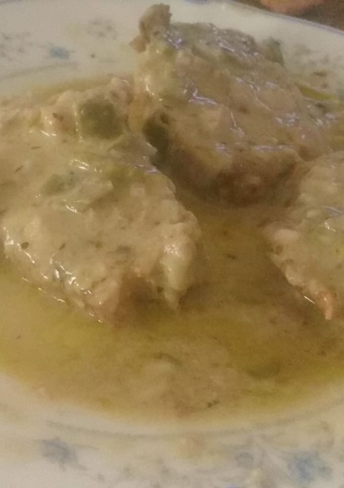 Una foto de Filetes de lomo de cerdo al horno, con bechamel  de pimiento verdes y jamón, aromatizada con té verde