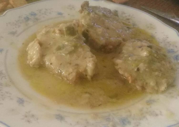 Filetes de lomo de cerdo al horno, con bechamel  de pimiento verdes y jamón, aromatizada con té verde