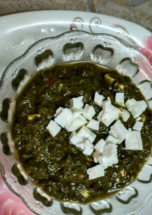 A picture of Palak paneer.