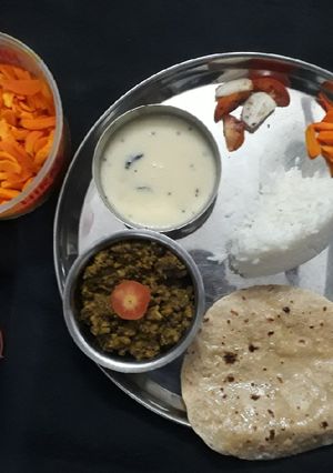 ગુજરાતી થાળી(Gujarati thali Recipe in Gujarati) રેસીપી મુખ્ય ફોટો