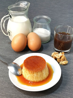 Una foto de Flan casero de huevo y ratafía