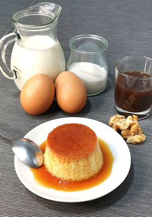 Una foto de Flan casero de huevo y ratafía