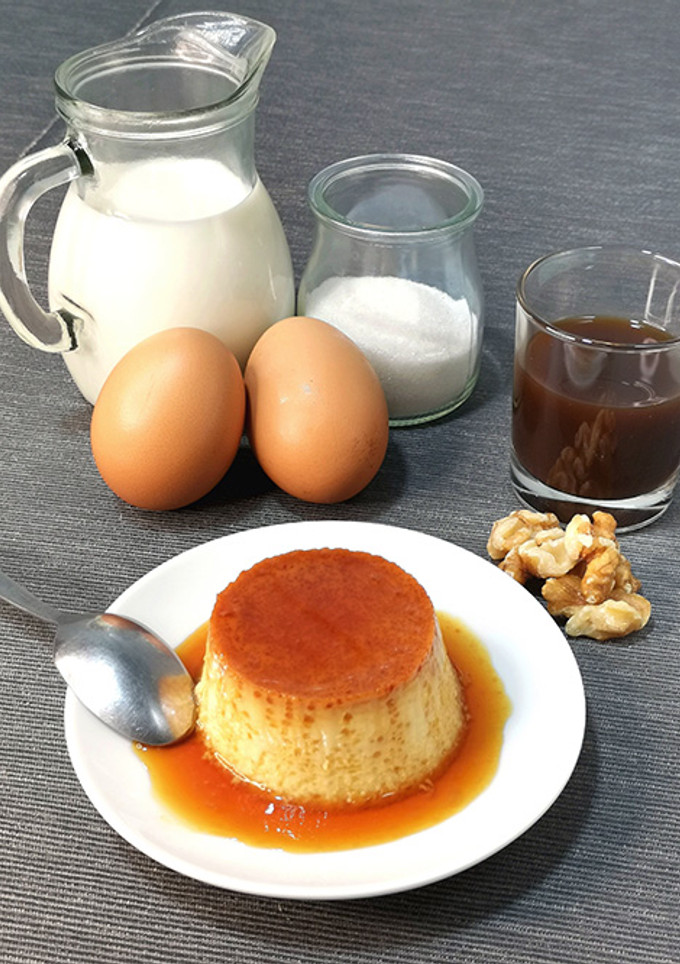 Una foto de Flan casero de huevo y ratafía