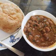 A picture of Chole puri.