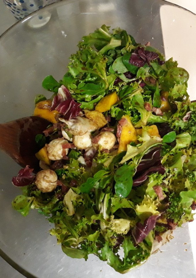 Una foto de Ensalada con mozzarella, mango y jamón