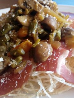 Una foto de Fideos chinos con verduritas y jamon
