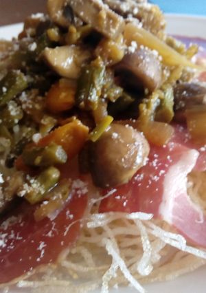 Una foto de Fideos chinos con verduritas y jamon