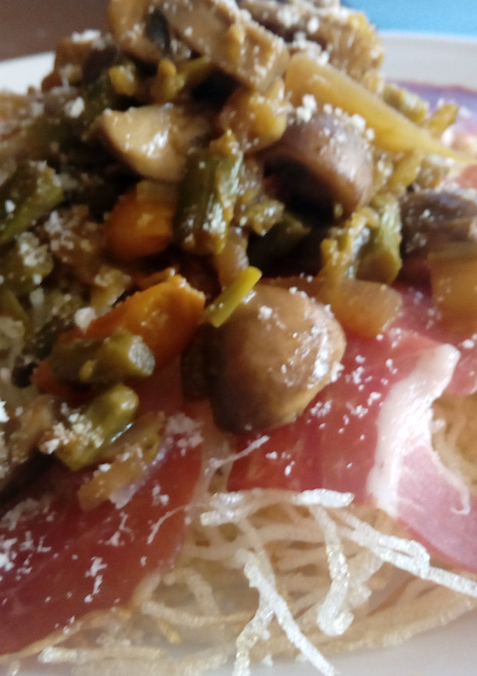 Una foto de Fideos chinos con verduritas y jamon