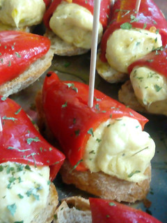 Una foto de Piquillos rellenos de merluza en bechamel