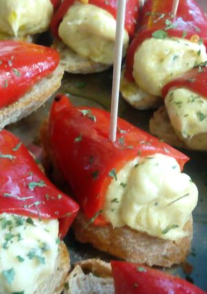 Una foto de Piquillos rellenos de merluza en bechamel
